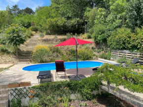 VILLA LES TERRASSES dans la nature avec piscine à 2 pas de Lyon, métro à 15mn à pied pour Lyon centre en 10mn ou bus à 300m pour Lyon centre